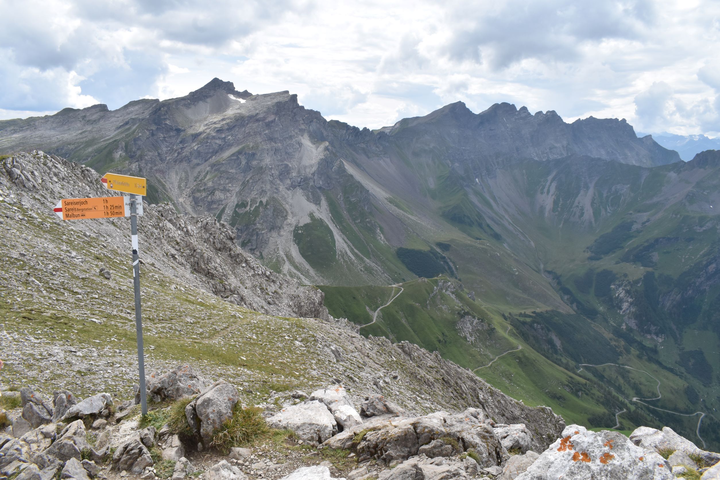 Aussicht mit Wegweiser