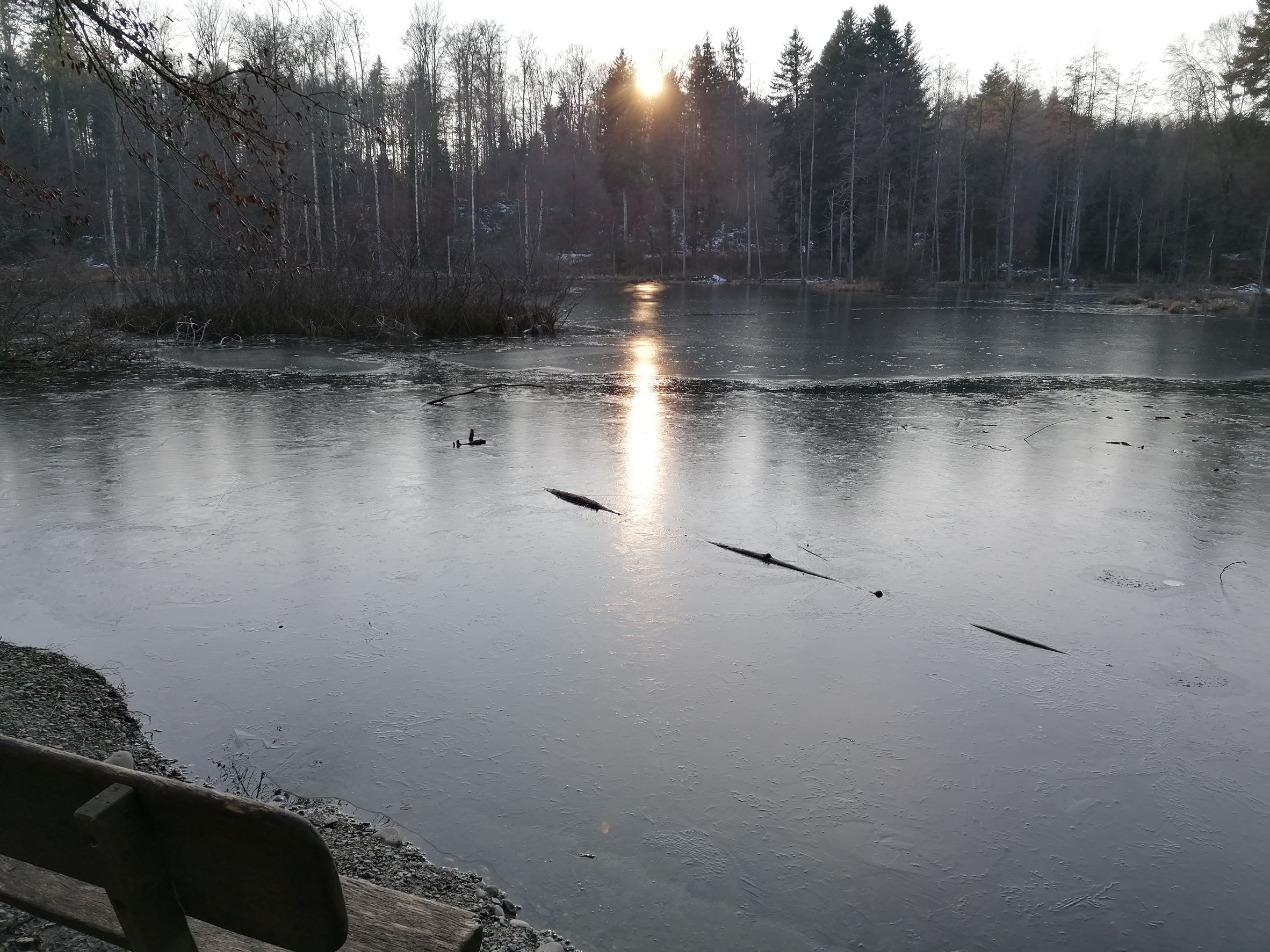 Gefrorener Weiher Cholmoos