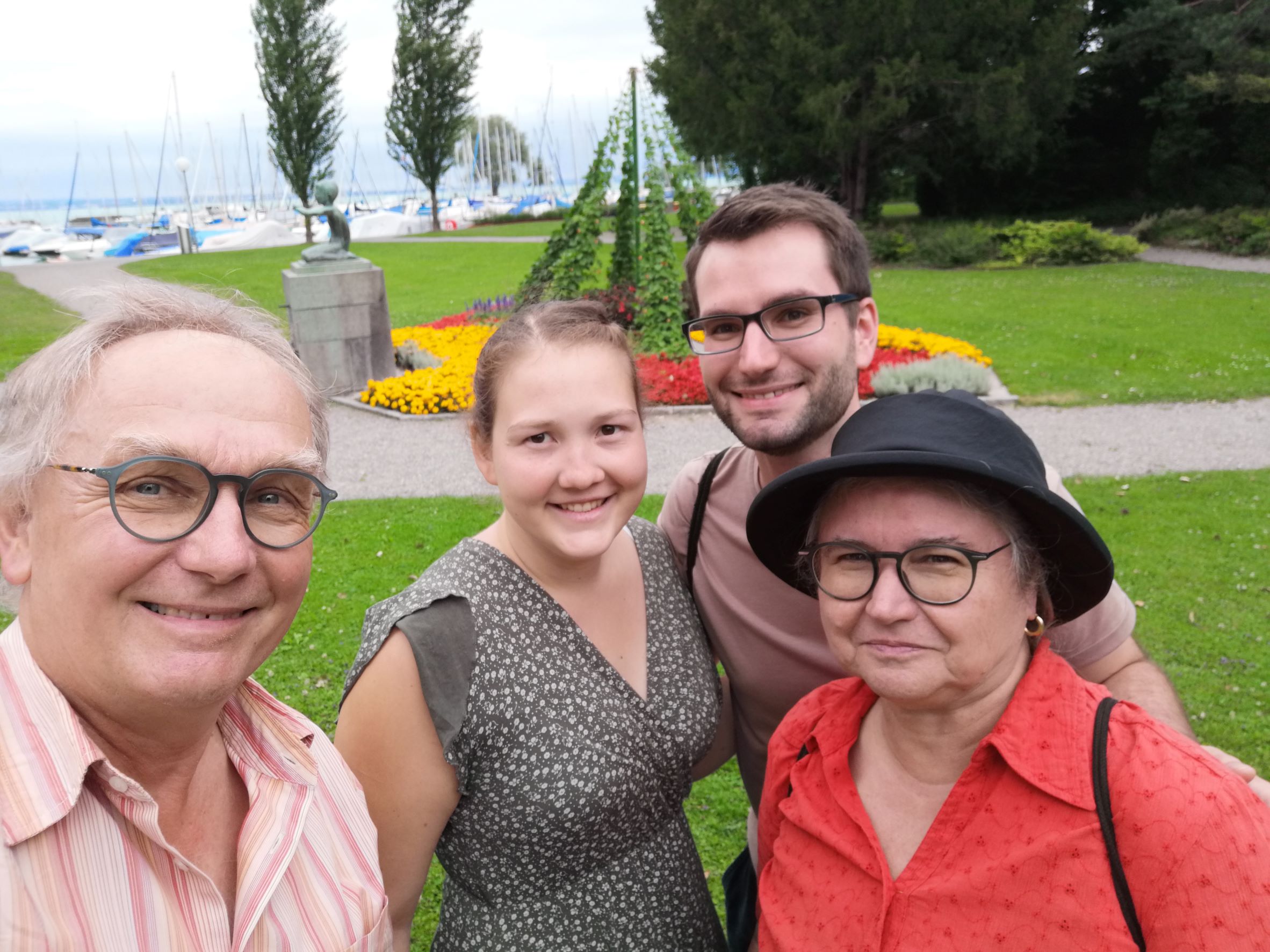 Romanshorn im Garten mit Thesi und Silas