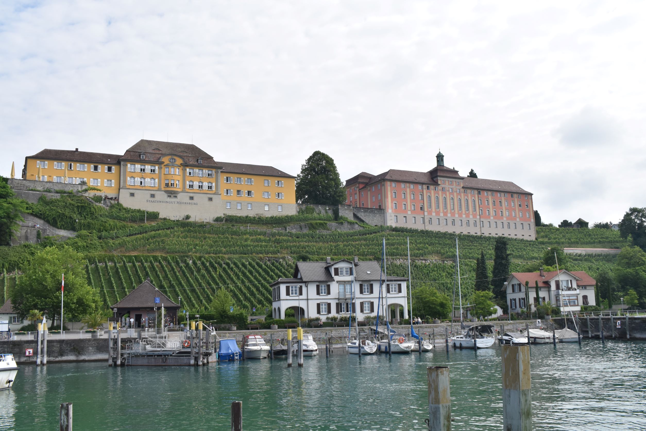 Meersburg am Hafen mit Blick nach oben