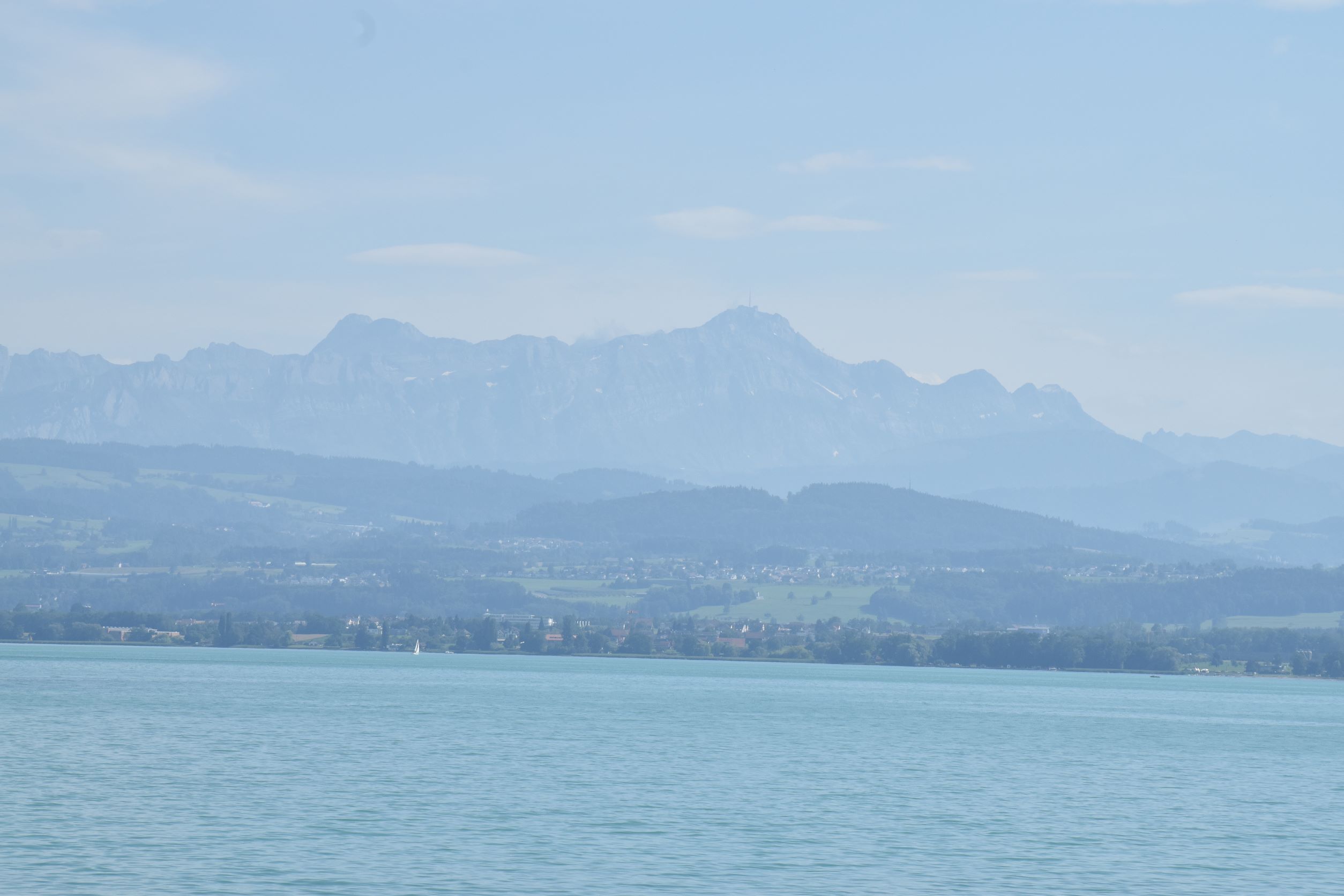 Auf der Faehre mit Blick in den Alpstein