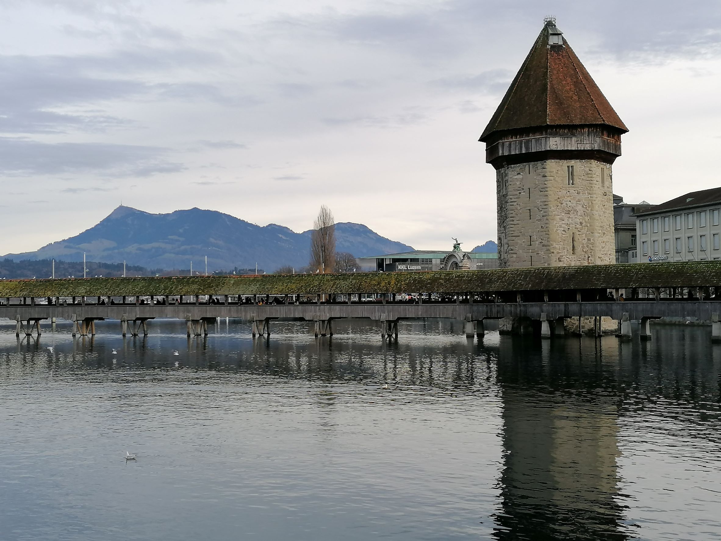 Kappelbruecke mit Wasserturm in Luzern