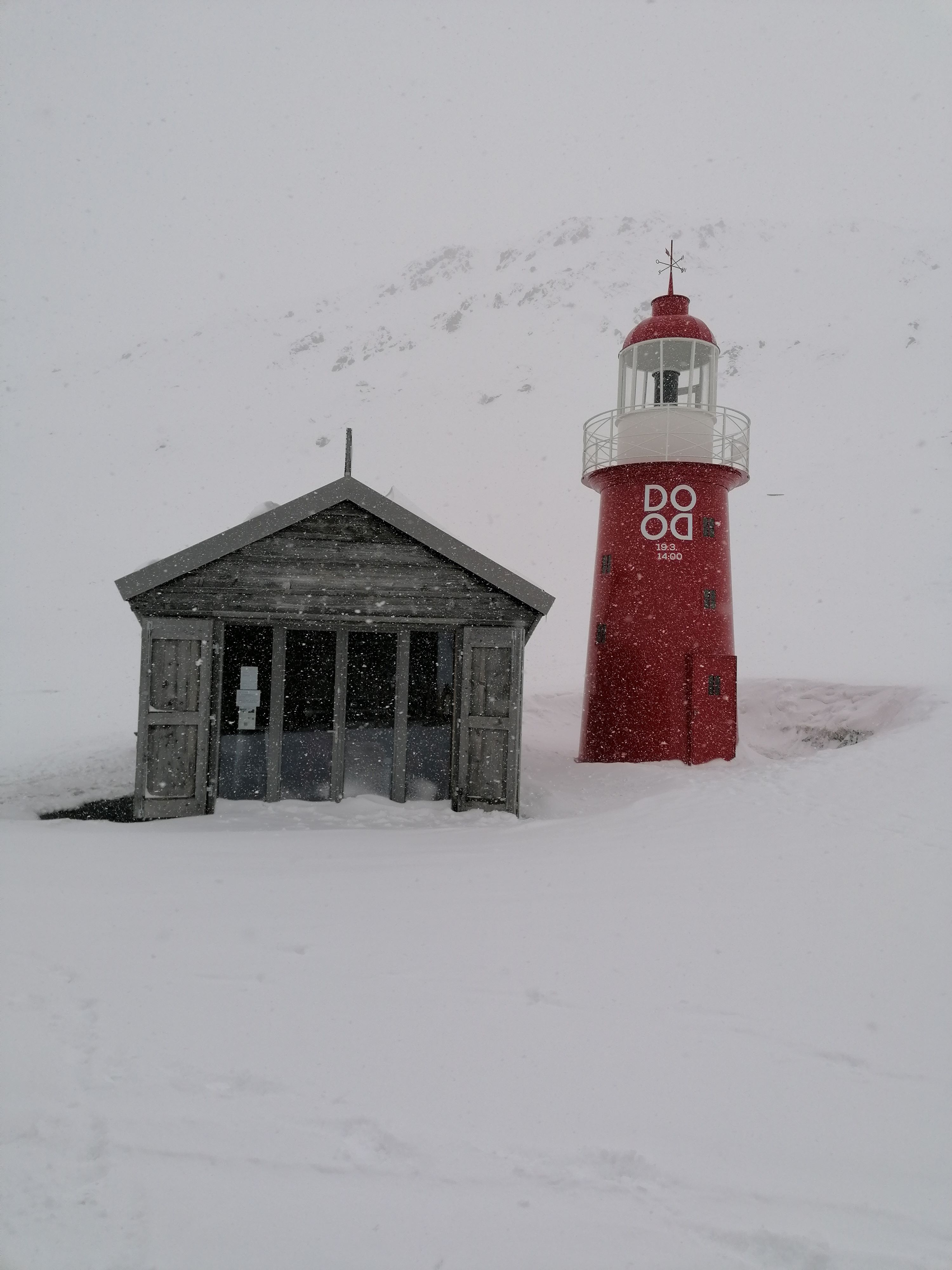 Leuchtturm auf dem Oberalppass im Winter